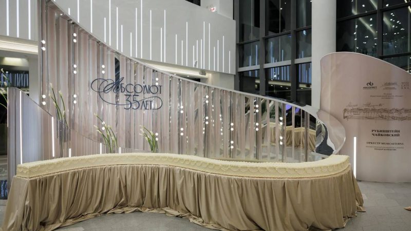 Кондитерское искусство становится шоу: История 6-метрового медовика для “Абсолют”